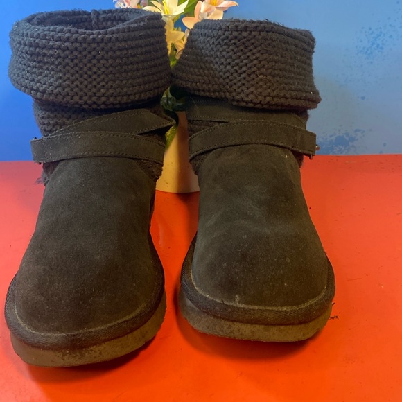 Ugg boots SZ 8 - Picture 1 of 7